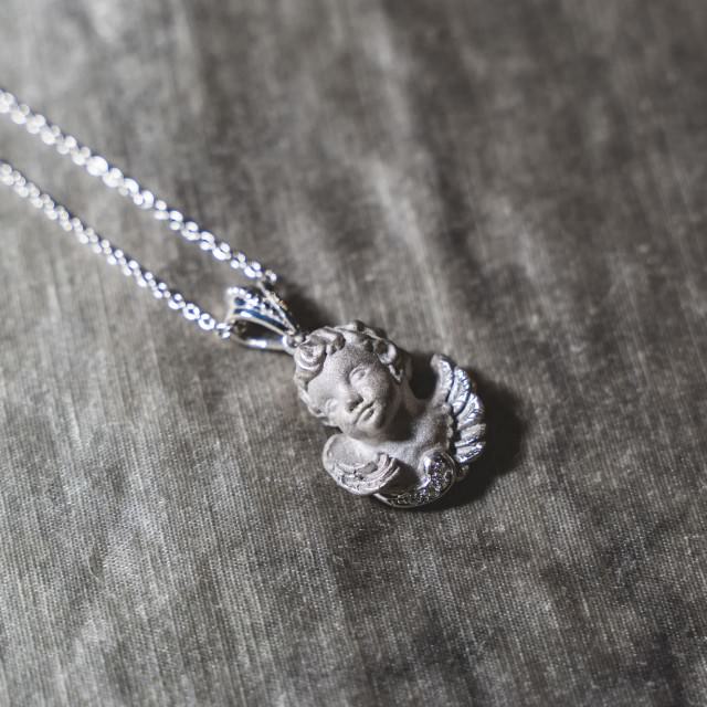 天使の彫像のようなペンダントトップ